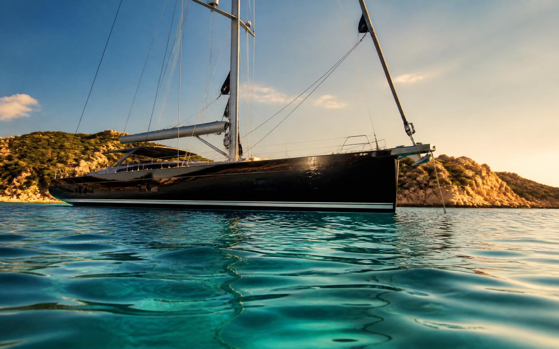 Yacht ormeggiato in Costa Smeralda al tramonto